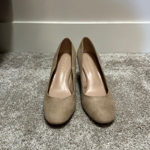 Women’s size 8.5 tan office heels.